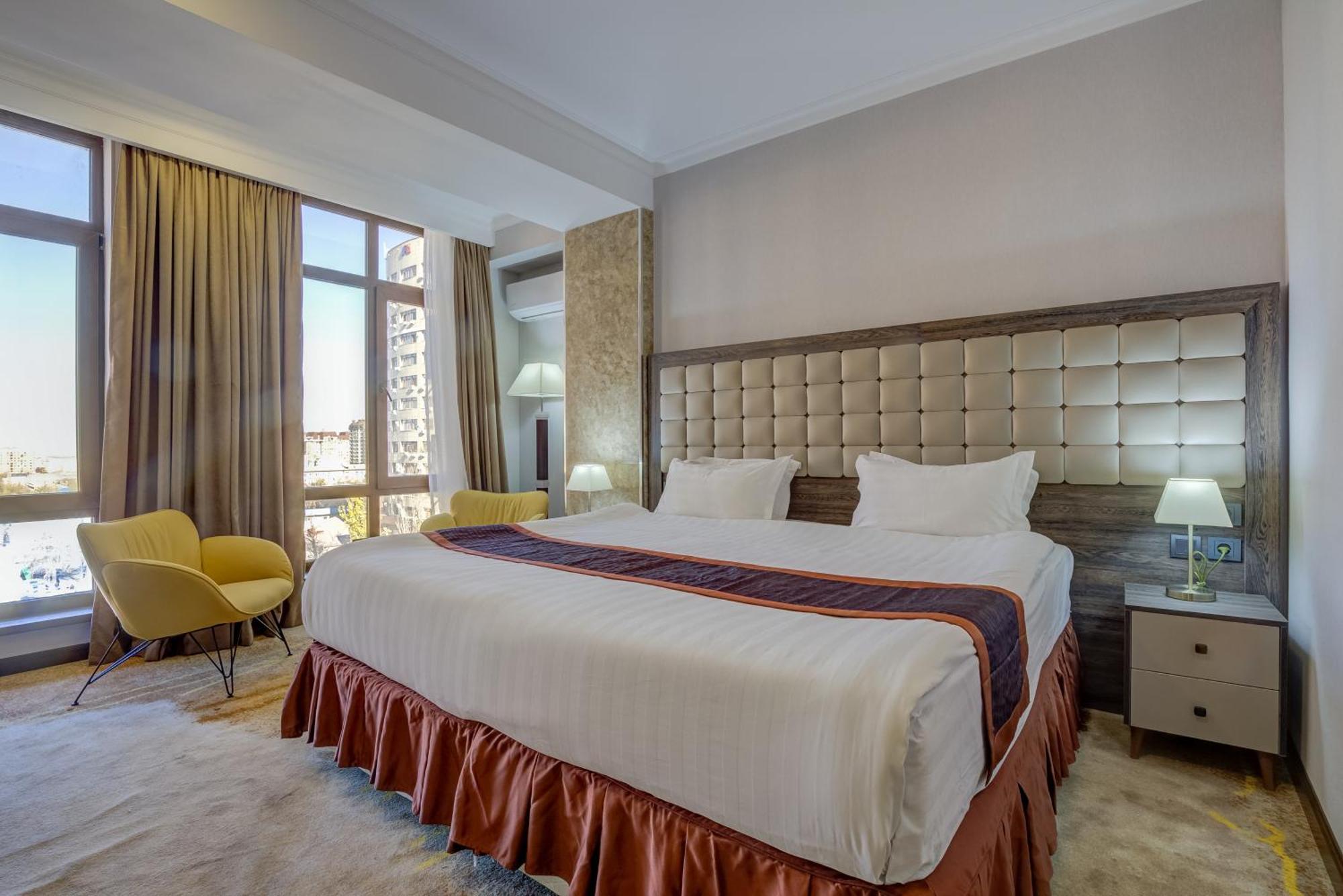 Hotel Lulu Bishkek Esterno foto