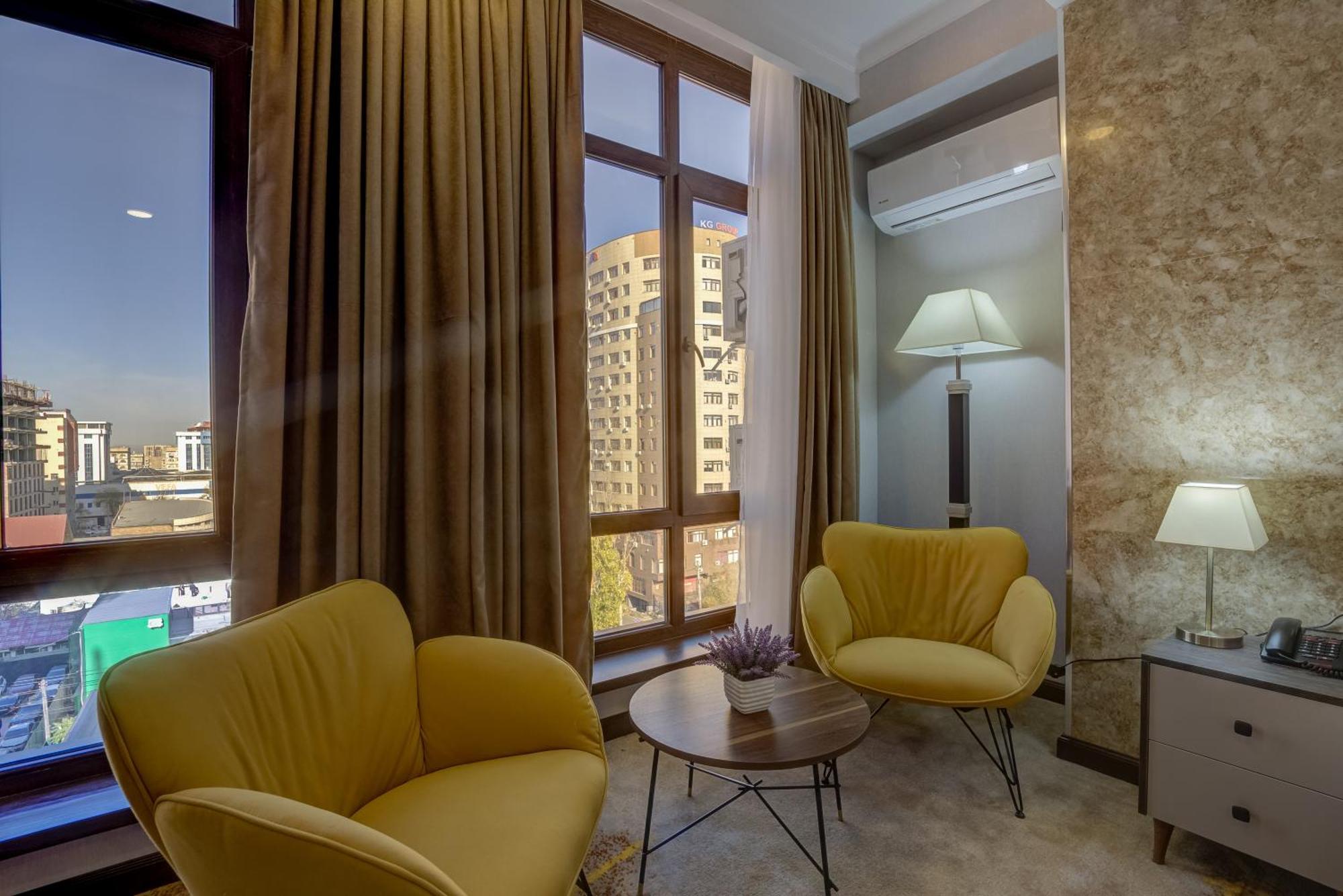 Hotel Lulu Bishkek Esterno foto