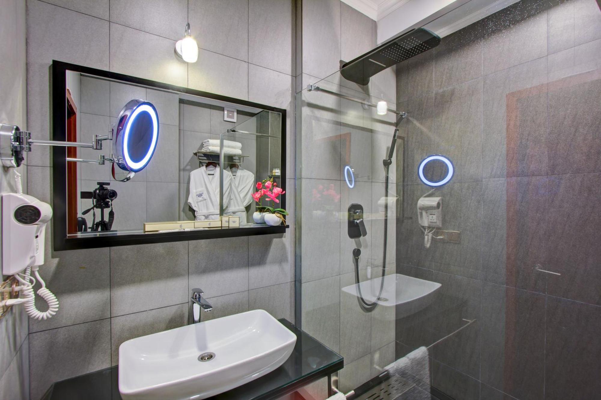 Hotel Lulu Bishkek Esterno foto