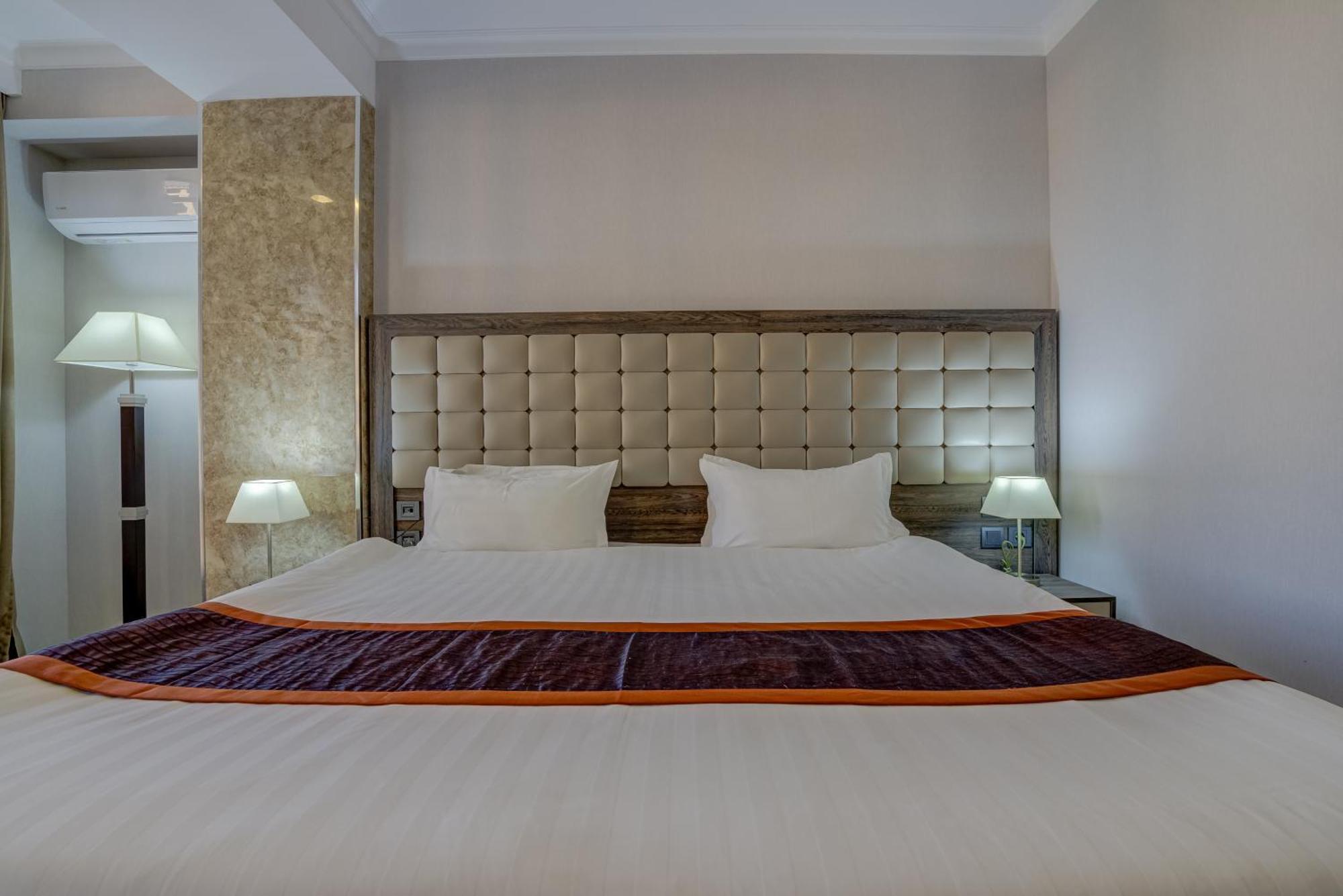Hotel Lulu Bishkek Esterno foto