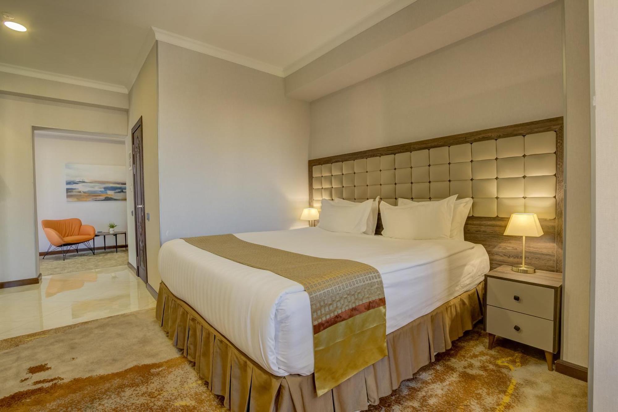 Hotel Lulu Bishkek Esterno foto