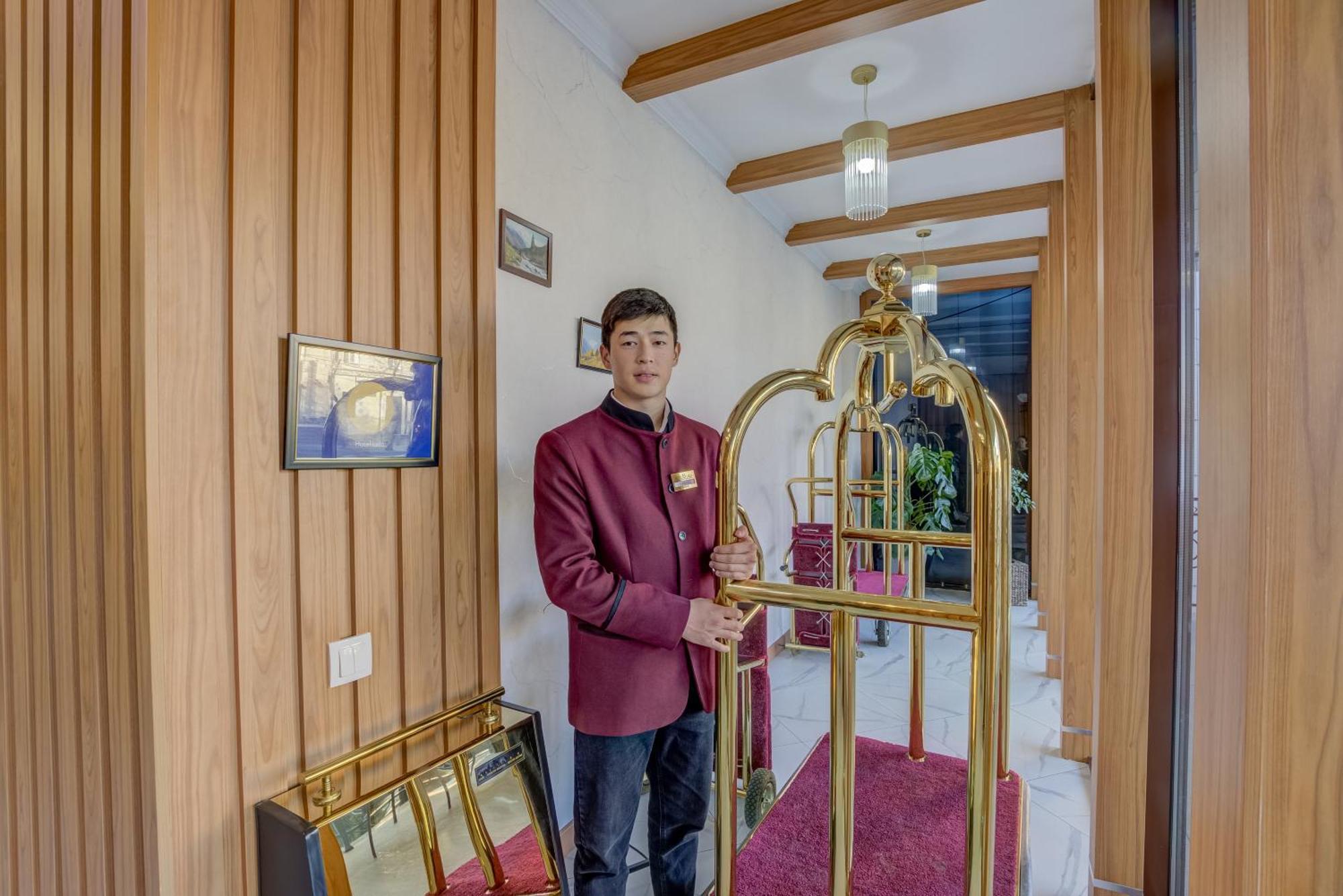 Hotel Lulu Bishkek Esterno foto