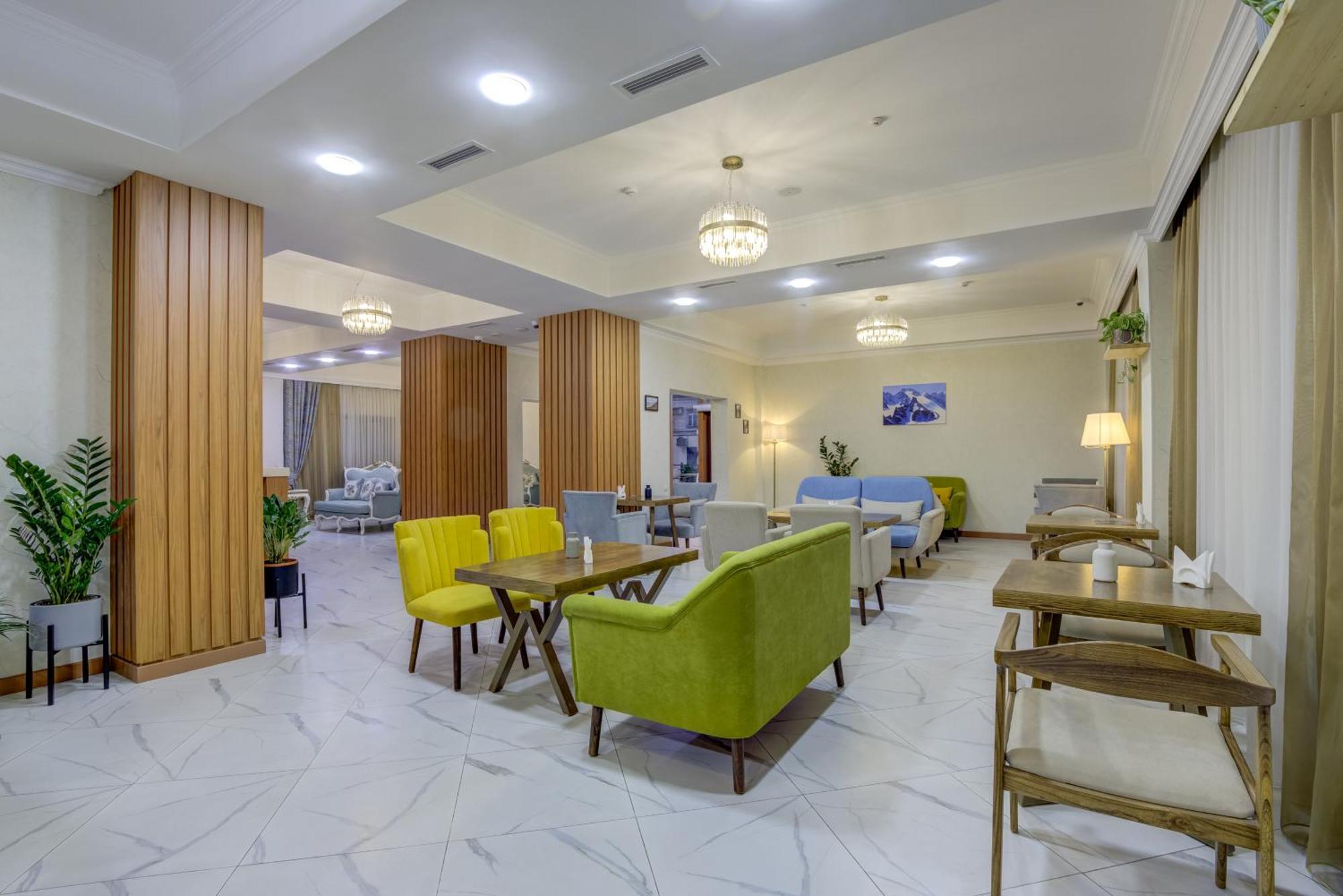 Hotel Lulu Bishkek Esterno foto
