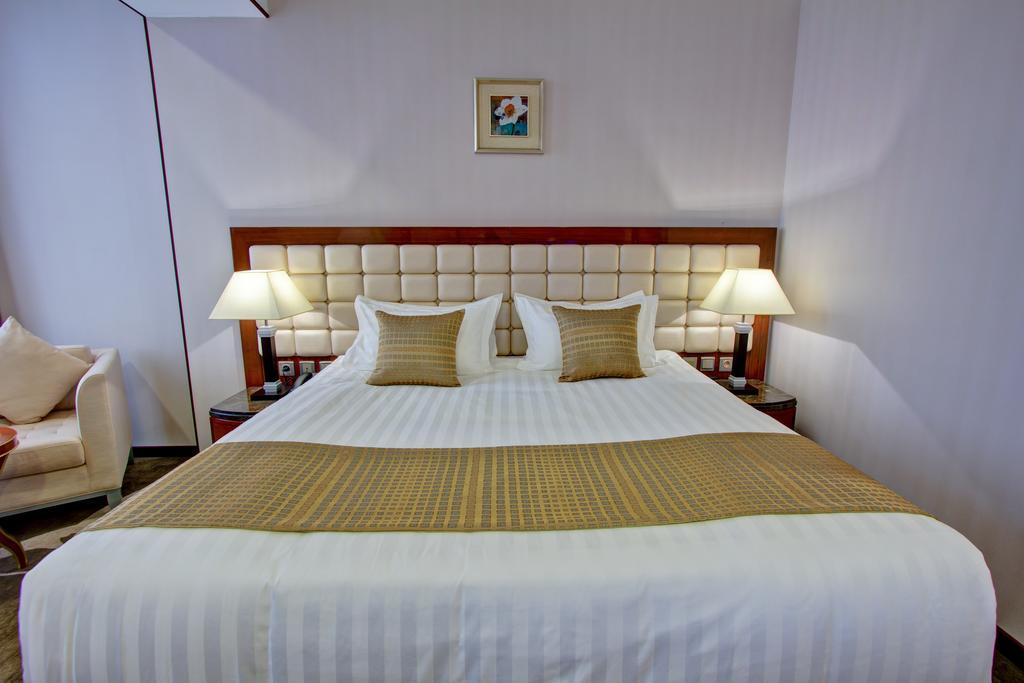 Hotel Lulu Bishkek Esterno foto