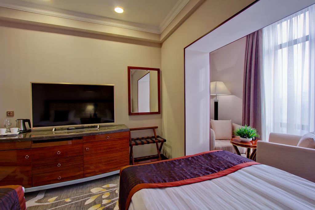 Hotel Lulu Bishkek Esterno foto